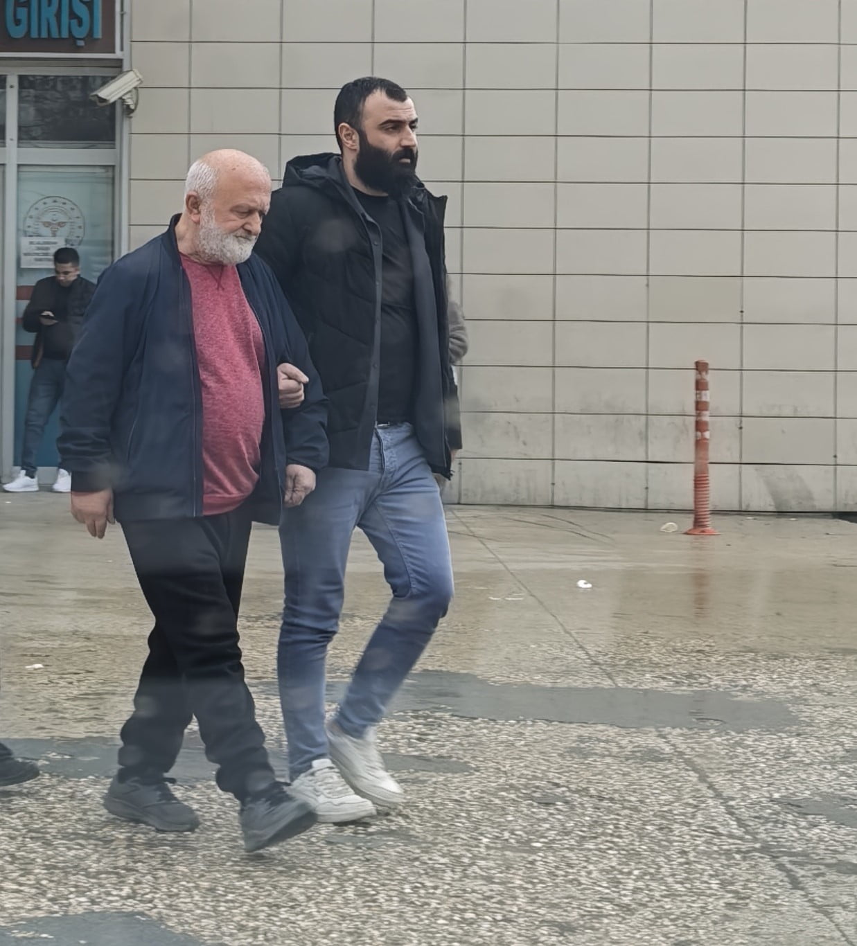 BURSA’NIN İNEGÖL İLÇESİNDE NARKOTİK BÜRO AMİRLİĞİ EKİPLERİNCE EVE DÜZENLENEN OPERASYONDA 100 GRAM...