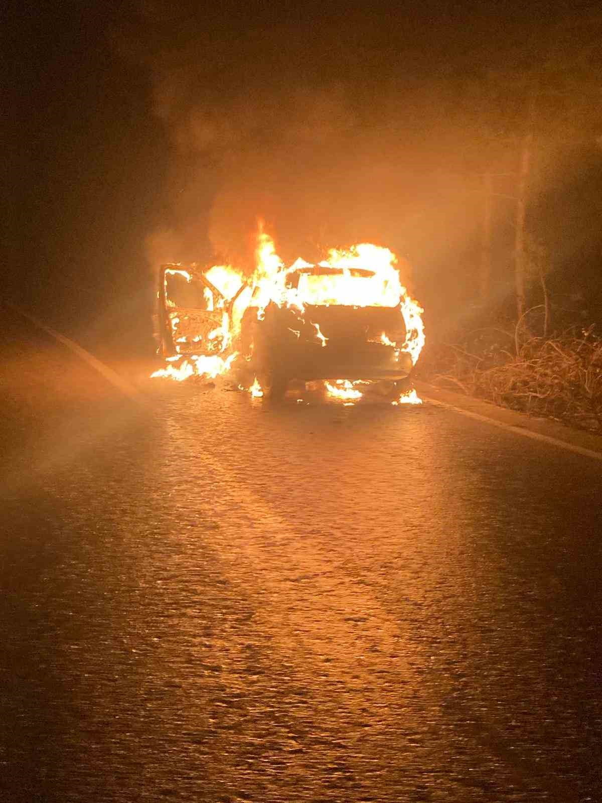 BURSA’NIN İNEGÖL İLÇESİNDE SEYİR HALİNDEKİ OTOMOBİL ALEV ALEV YANDI.