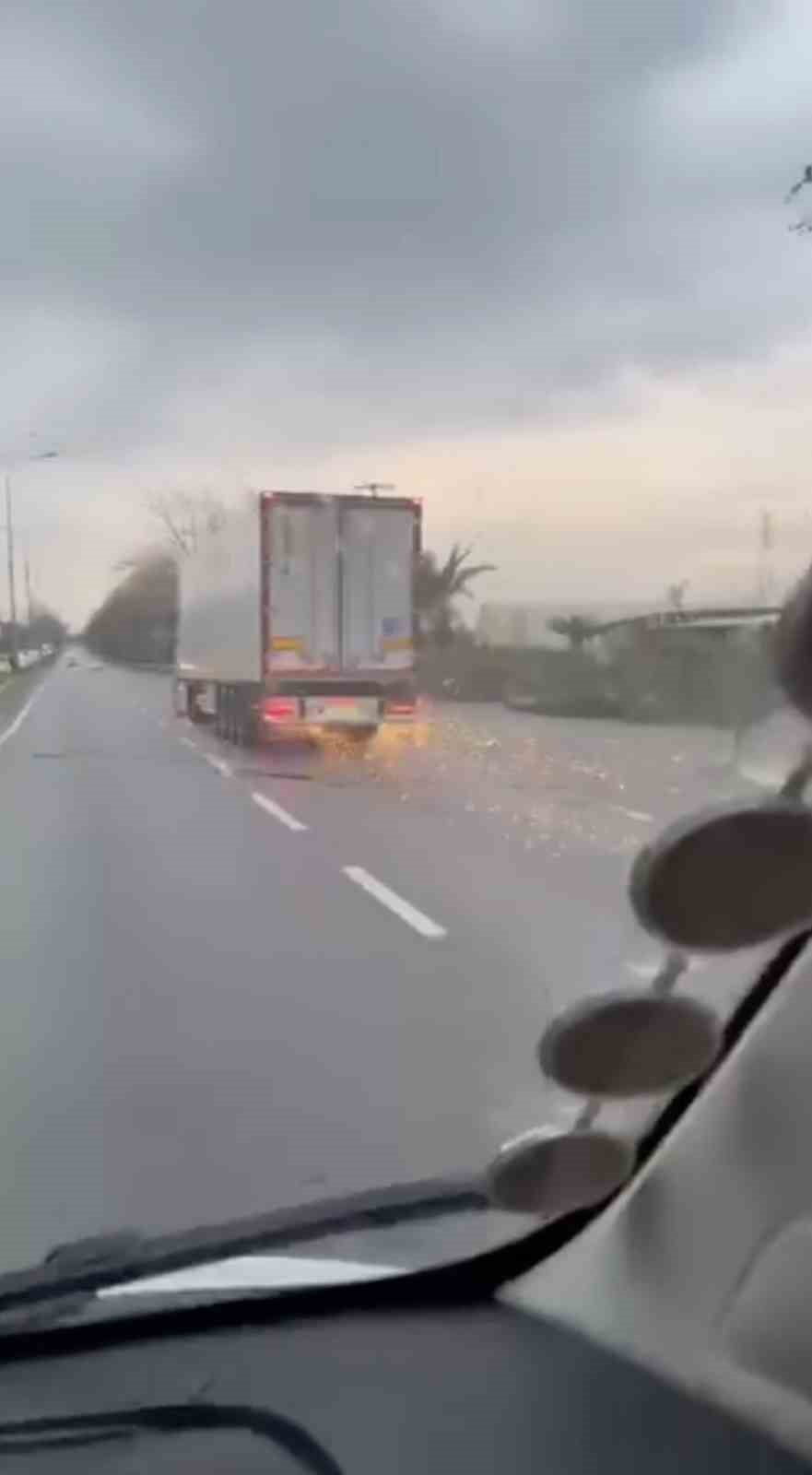 BURSA’NIN KESTEL İLÇESİNE BAĞLI BARAKFAKI MAHALLESİ’NDE İŞ ÇIKIŞI SAATLERİNDE MEYDANA GELEN TIR...