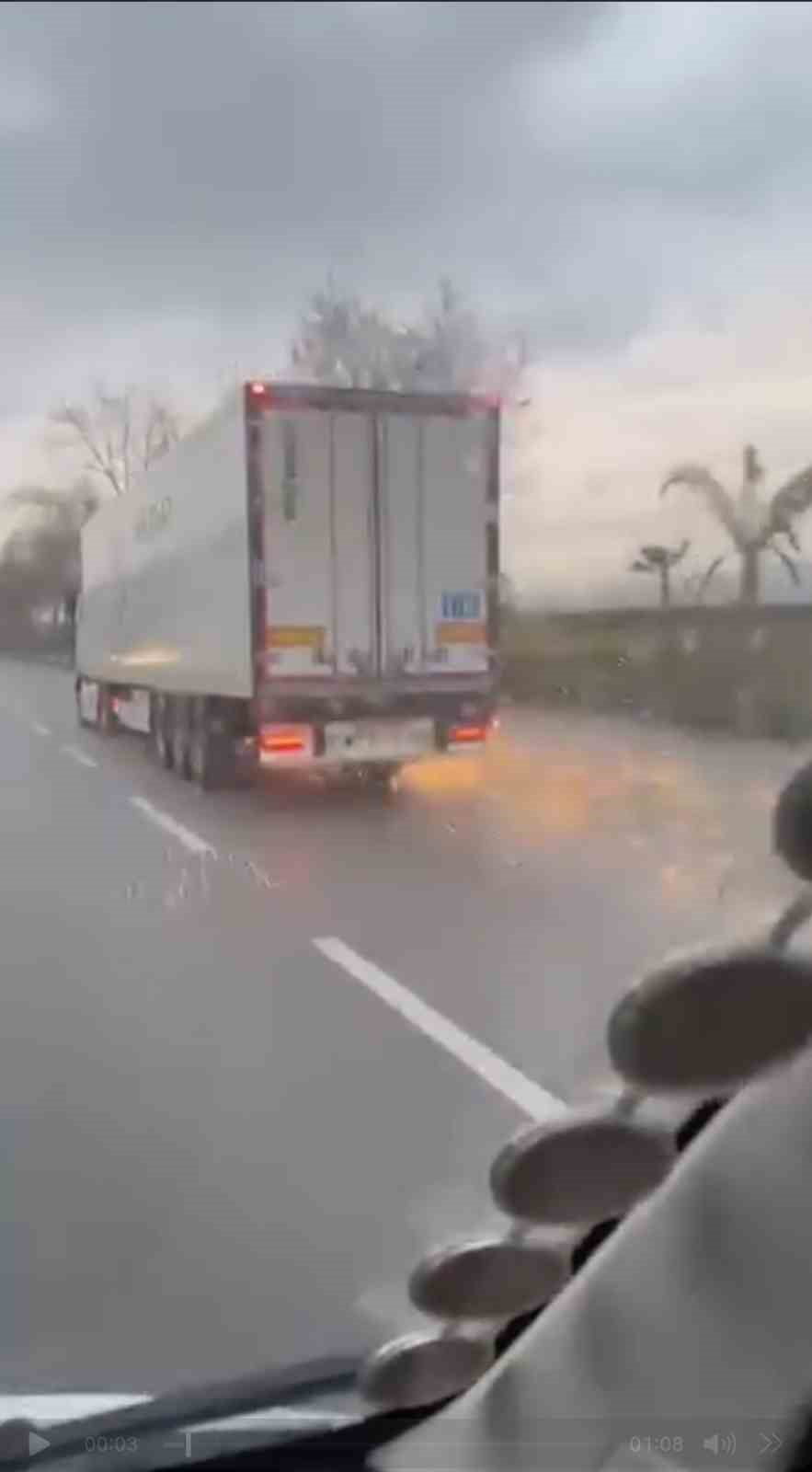 BURSA’NIN KESTEL İLÇESİNE BAĞLI BARAKFAKI MAHALLESİ’NDE İŞ ÇIKIŞI SAATLERİNDE MEYDANA GELEN TIR...