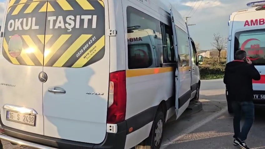 BURSA TANSİYONU DÜŞEN SERVİS ŞOFÖRÜ DİREKSİYON HAKİMİYETİNİ KAYBETTİ. ARAÇ KALDIRIMA ÇIKARAK...