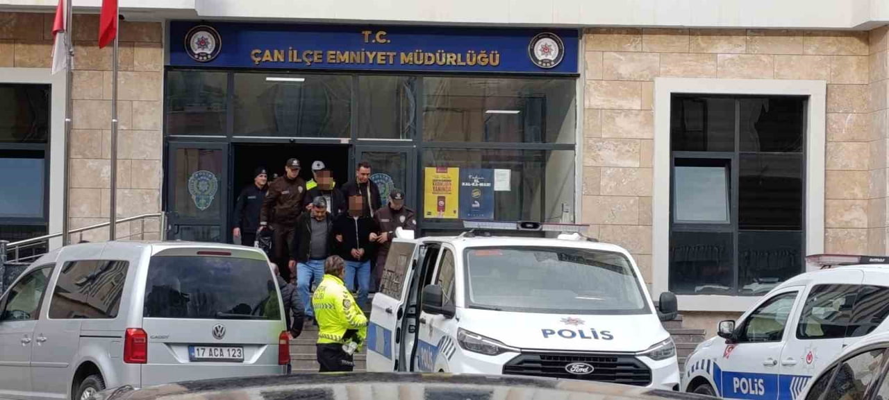 ÇAN’DA ÇALINAN ARAÇ EDREMİT’TE YAKALANDI: 2 TUTUKLAMA