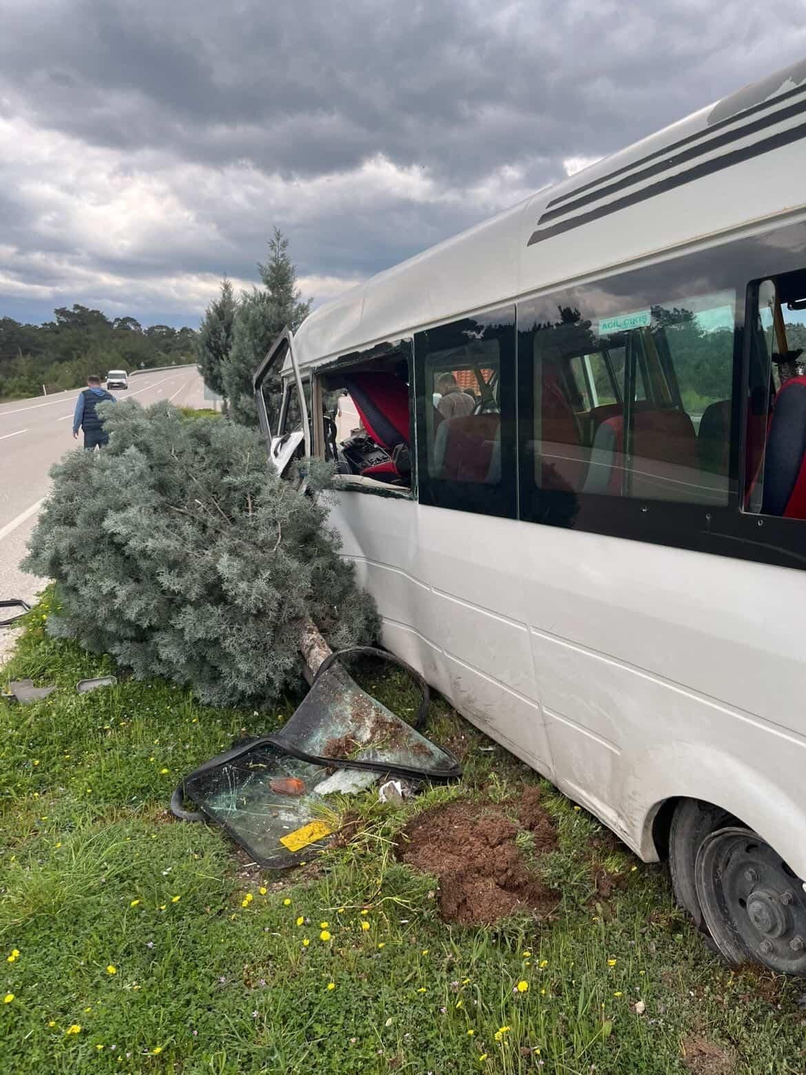 ÇANAKKALE’DE AYVACIK-EZİNE YOLU ÜZERİNDE SEYİR HALİNDEKİ BİR MİNİBÜSÜN REFÜJE ÇARPMASI SONUCU 2...