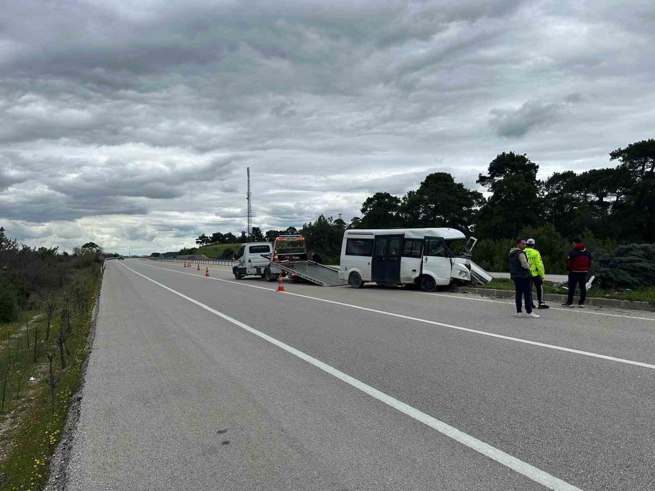 ÇANAKKALE’DE AYVACIK-EZİNE YOLU ÜZERİNDE SEYİR HALİNDEKİ BİR MİNİBÜSÜN REFÜJE ÇARPMASI SONUCU 2...