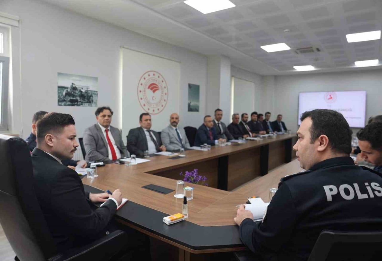 ÇANAKKALE’NİN GÖKÇEADA İLÇESİNDE KAYMAKAM OSMAN ACAR BAŞKANLIĞINDA İLÇE KURUM AMİRLERİYLE...