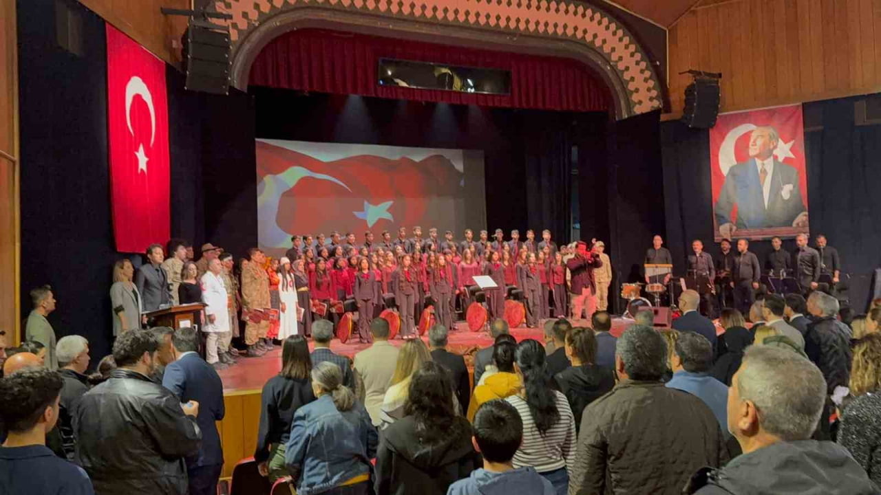 ÇANAKKALE ZAFERİNİN 111. YIL DÖNÜMÜ DOLAYISIYLA MERSİN’DE SAHNELENEN '111. YILDA 111 GENÇ YÜREKTEN...