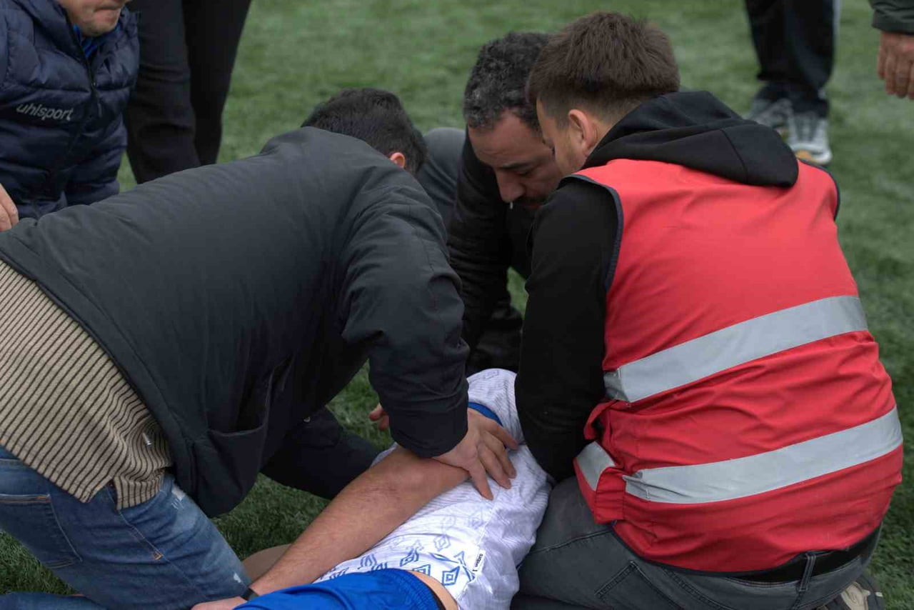 ÇARPIŞMANIN ETKİSİYLE YERE DÜŞEN 16 YAŞINDAKİ BEDİR SALİH KAZANCI'NIN DİLİ BOĞAZINA KAÇTI. SAĞLIK...