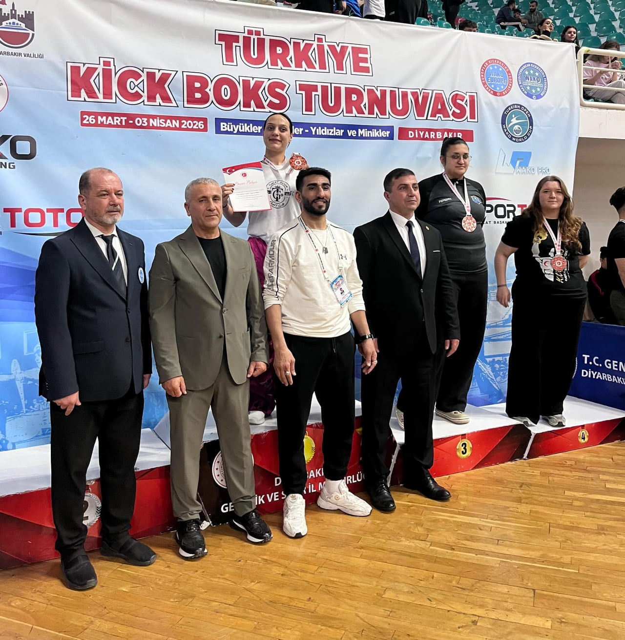 ÇAYIROVA BELEDİYESİ EĞİTİM SPOR KULÜBÜ SPORCULARI, DİYARBAKIR'DA DÜZENLENEN TÜRKİYE KİCK BOKS...