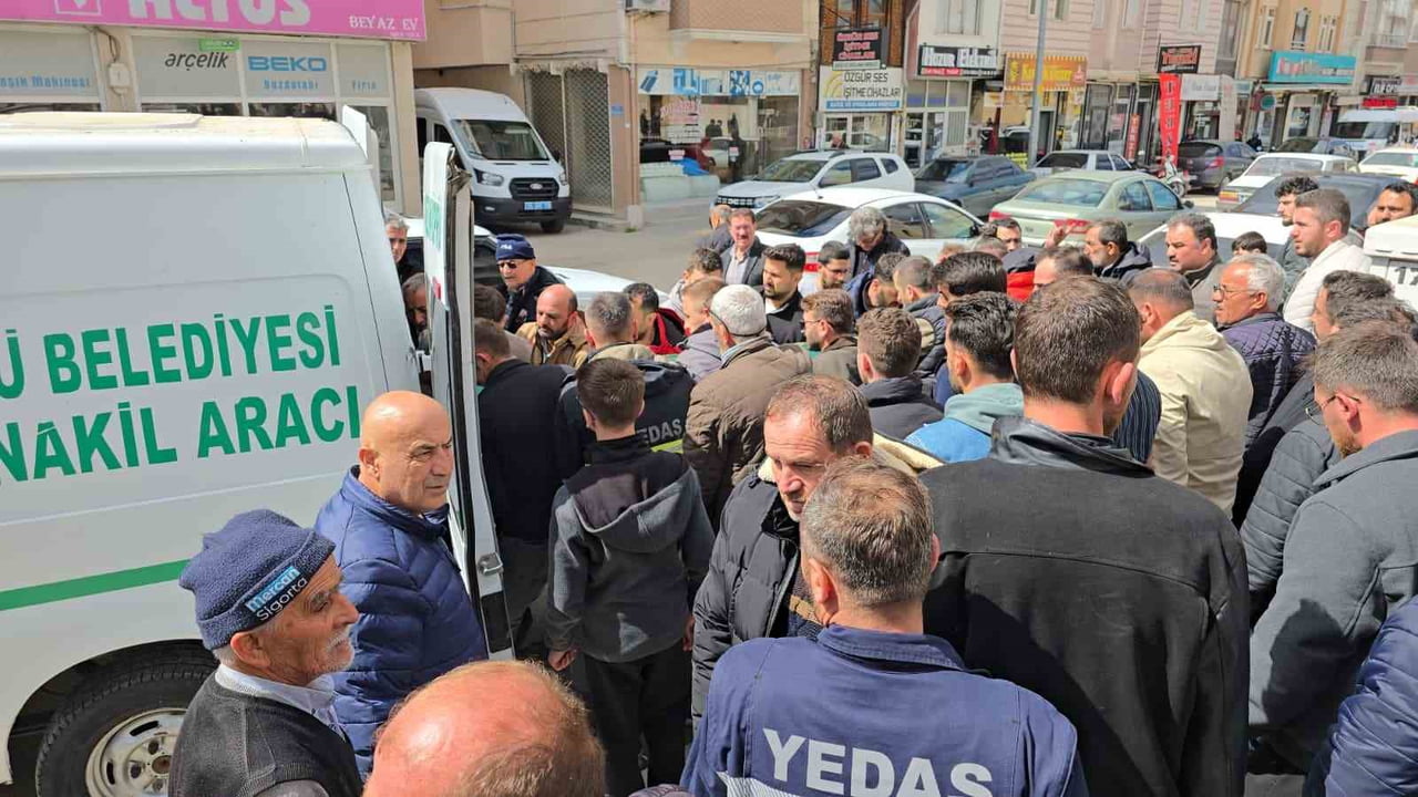 CENAZEYE YAKINLARI VE ÇOK SAYIDA VATANDAŞ KATILDI.