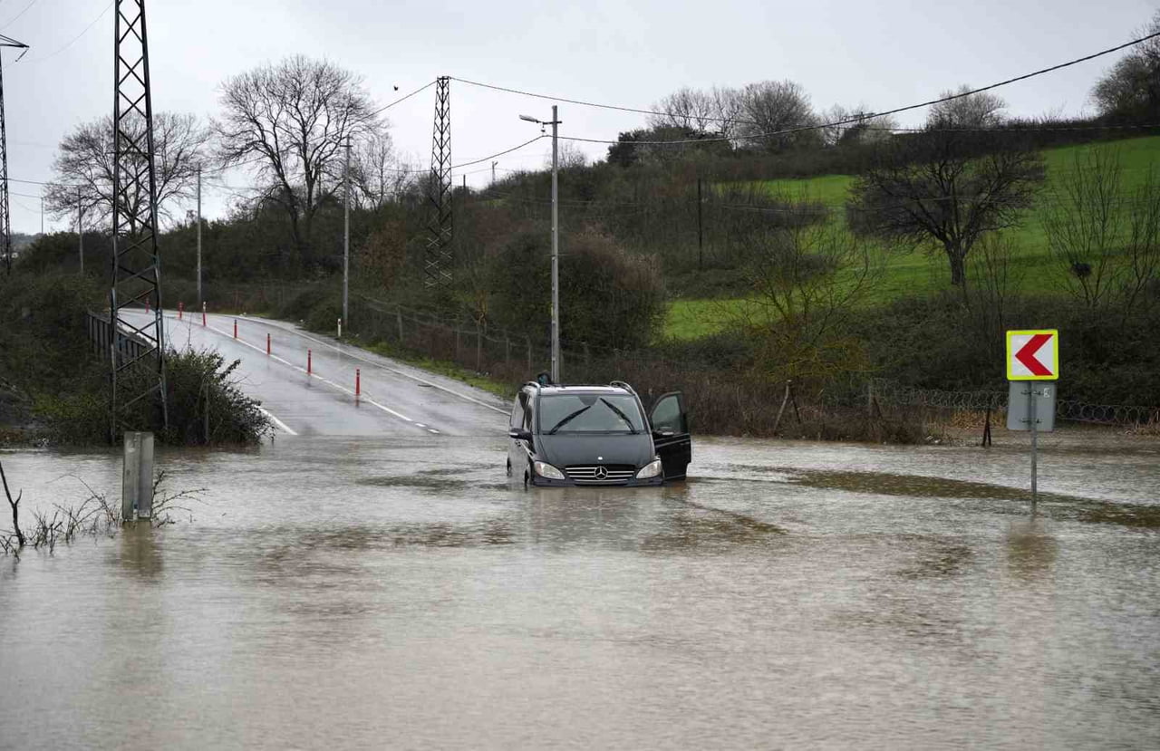ÇİFTALAN MAHALLESİ’NDE SUYLA KAPLANAN YOLDA BİR ARAÇ MAHSUR KALIRKEN, SÜRÜCÜNÜN ARACIYLA BİRLİKTE...