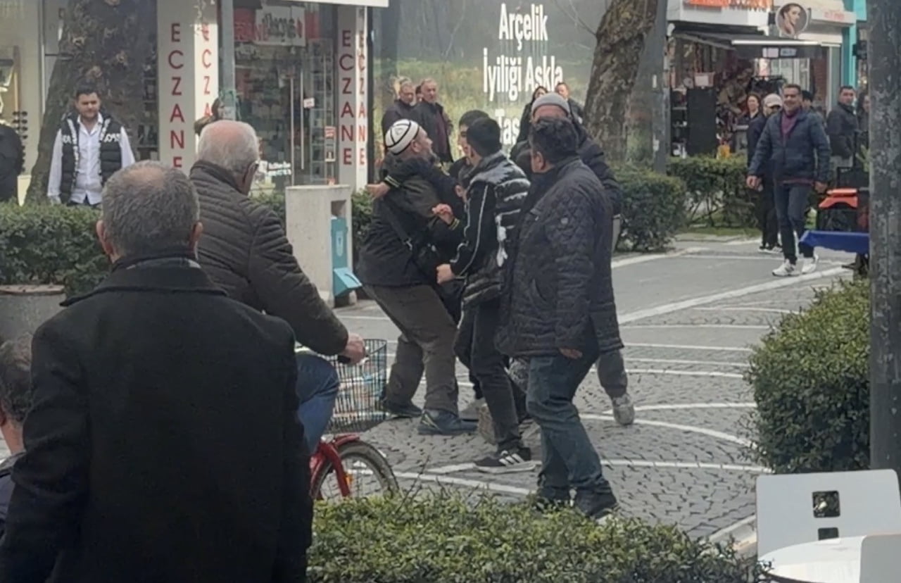 ÇOCUKLAR KAVGA EDİYOR VATANDAŞ AYIRMAYA ÇALIŞIYOR