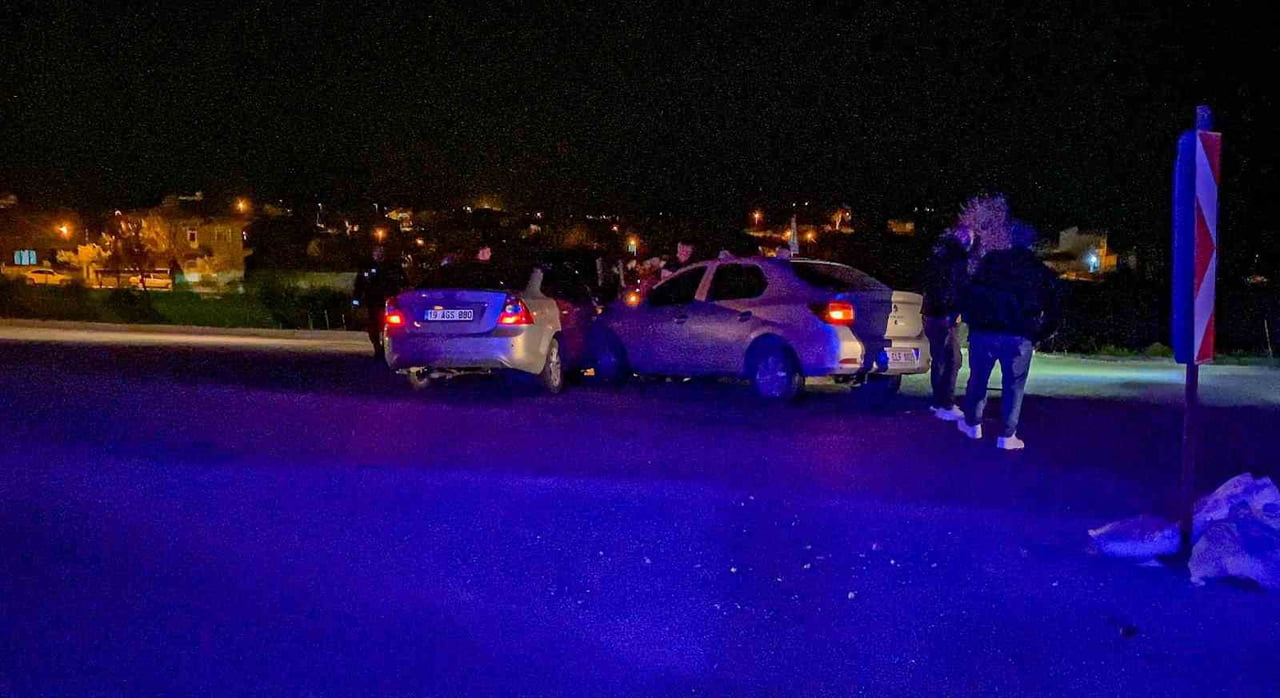 ÇORUM'UN LAÇİN İLÇESİNDE İKİ OTOMOBİLİN ÇARPIŞMASI SONUCU MEYDANA GELEN TRAFİK KAZASINDA 6 KİŞİ...