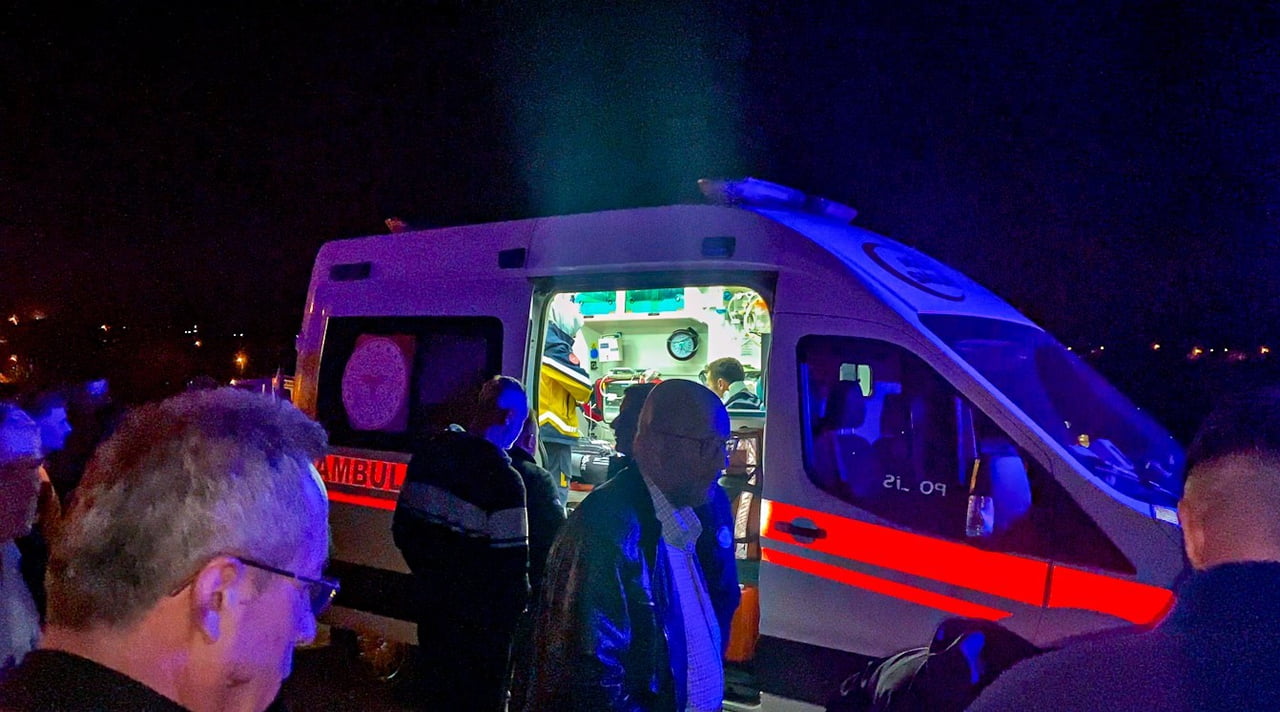 ÇORUM'UN LAÇİN İLÇESİNDE İKİ OTOMOBİLİN ÇARPIŞMASI SONUCU MEYDANA GELEN TRAFİK KAZASINDA 6 KİŞİ...