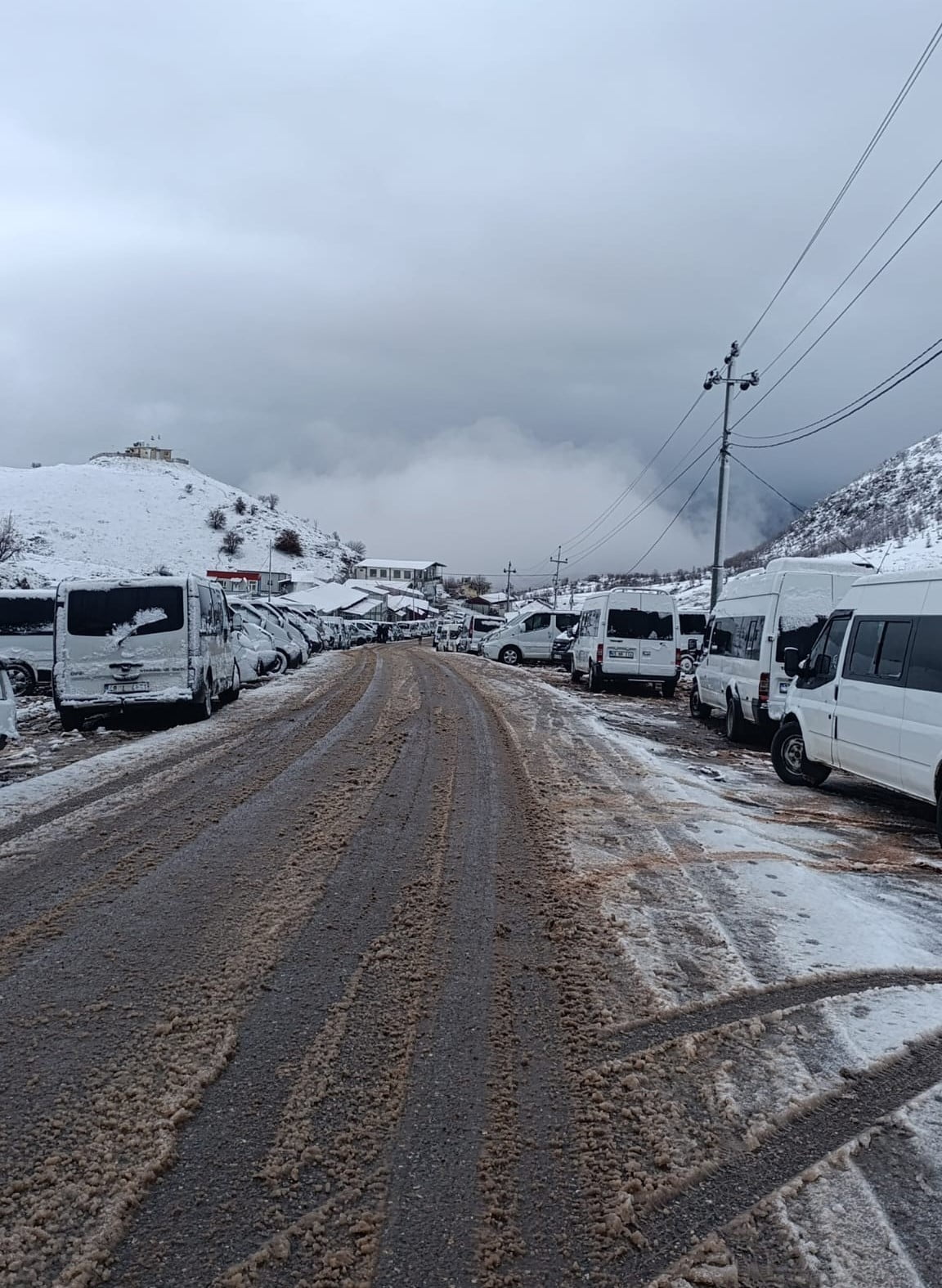 ÇUKURCA ÜZÜMLÜ SINIR KAPISI'NA GELEN ONLARCA ARAÇ, IRAK'TAKİ SİSTEM ARIZASI NEDENİYLE GÜMRÜKTE...