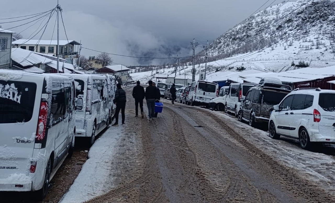 ÇUKURCA ÜZÜMLÜ SINIR KAPISI'NA GELEN ONLARCA ARAÇ, IRAK'TAKİ SİSTEM ARIZASI NEDENİYLE GÜMRÜKTE...