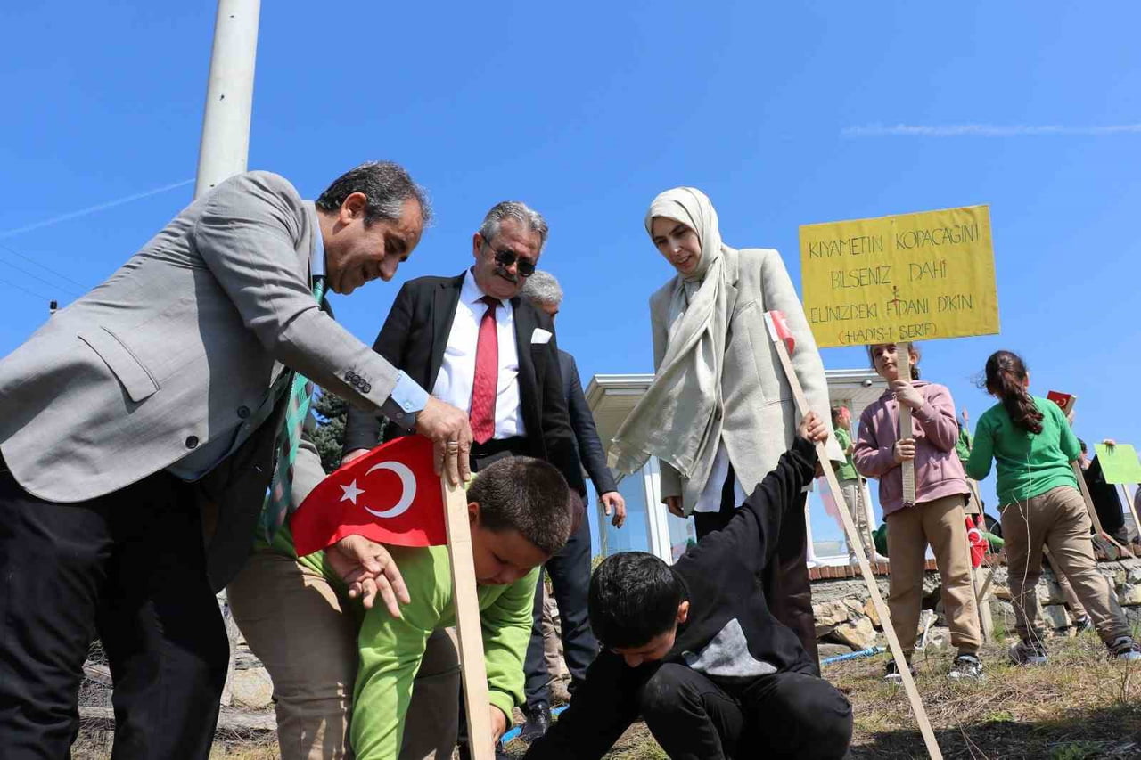 CUMAYERİ’NDE ORMAN HAFTASI’NA ÖZEL FİDAN DİKİMİ ETKİNLİĞİ DÜZENLENDİ. KAYMAKAM ŞEYMA ŞENDUR VE...