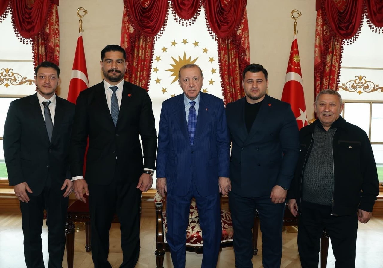 CUMHURBAŞKANI RECEP TAYYİP ERDOĞAN, TÜRKİYE GÜREŞ FEDERASYONU BAŞKANI TAHA AKGÜL'Ü KABUL...