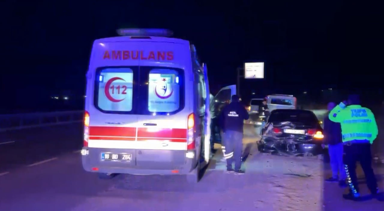 D100 KARAYOLUNUN ÇERKEŞ KESİMİNDE İKİ OTOMOBİLİN ÇARPIŞMASI SONUCU MEYDANA GELEN KAZADA İKİ KİŞİ...