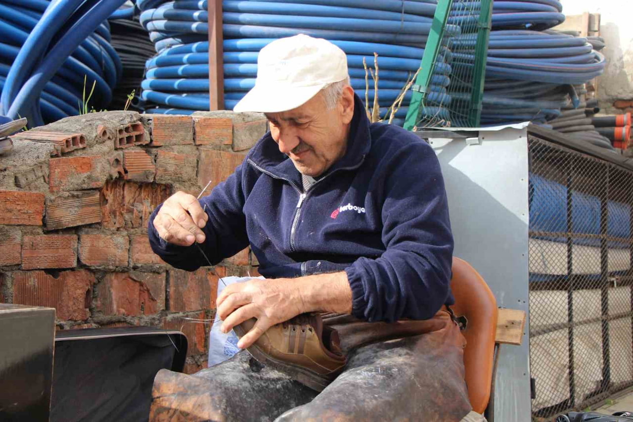 DEDESİNDEN KALAN ESKİ AHŞAP EVDE TÜRK EŞİYLE BİRLİKTE YAŞAYIP BAKIRCILAR SOKAĞI'NIN KÖŞESİNDEKİ...