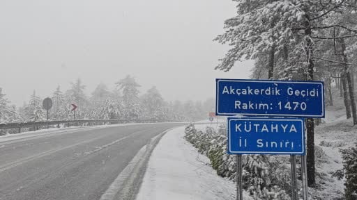 Demirci’nin yüksek kesimlerinde kar yağışı