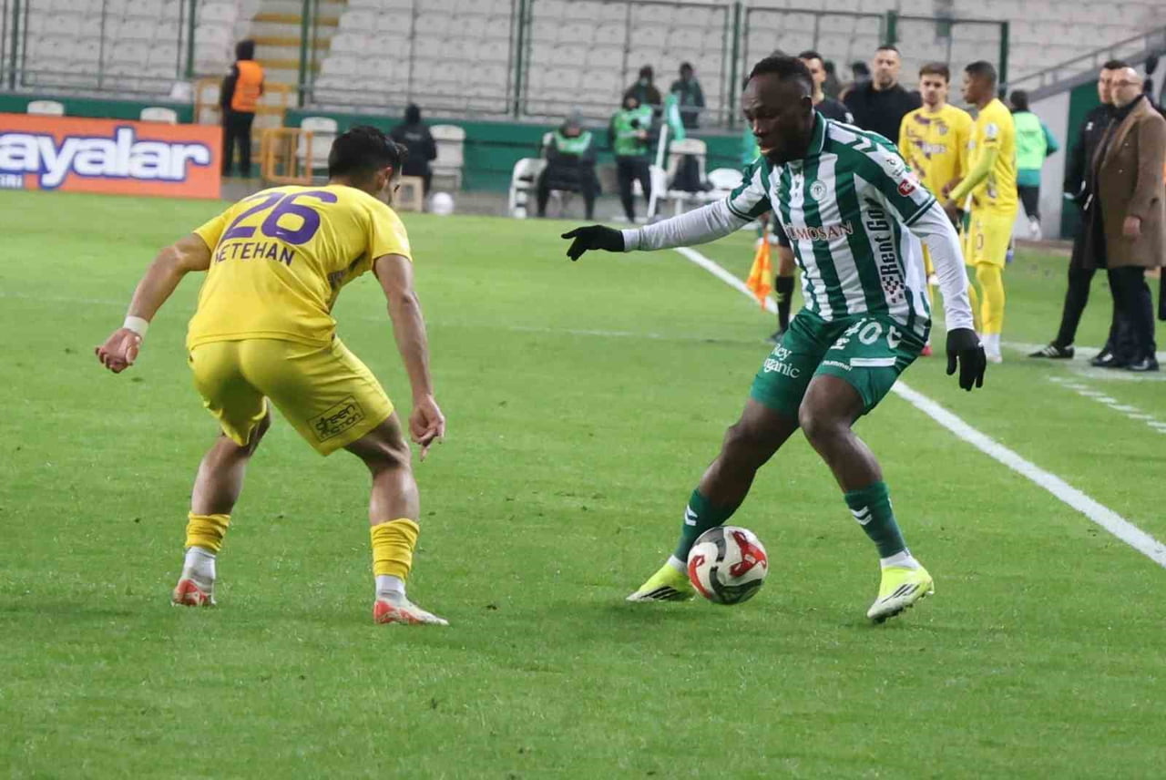 DEMOKRATİK KONGOLU HÜCUM OYUNCUSU JACKSON MULEKA, YEŞİL-BEYAZLI FORMA İLE 24 LİG MAÇINDA FORMA...