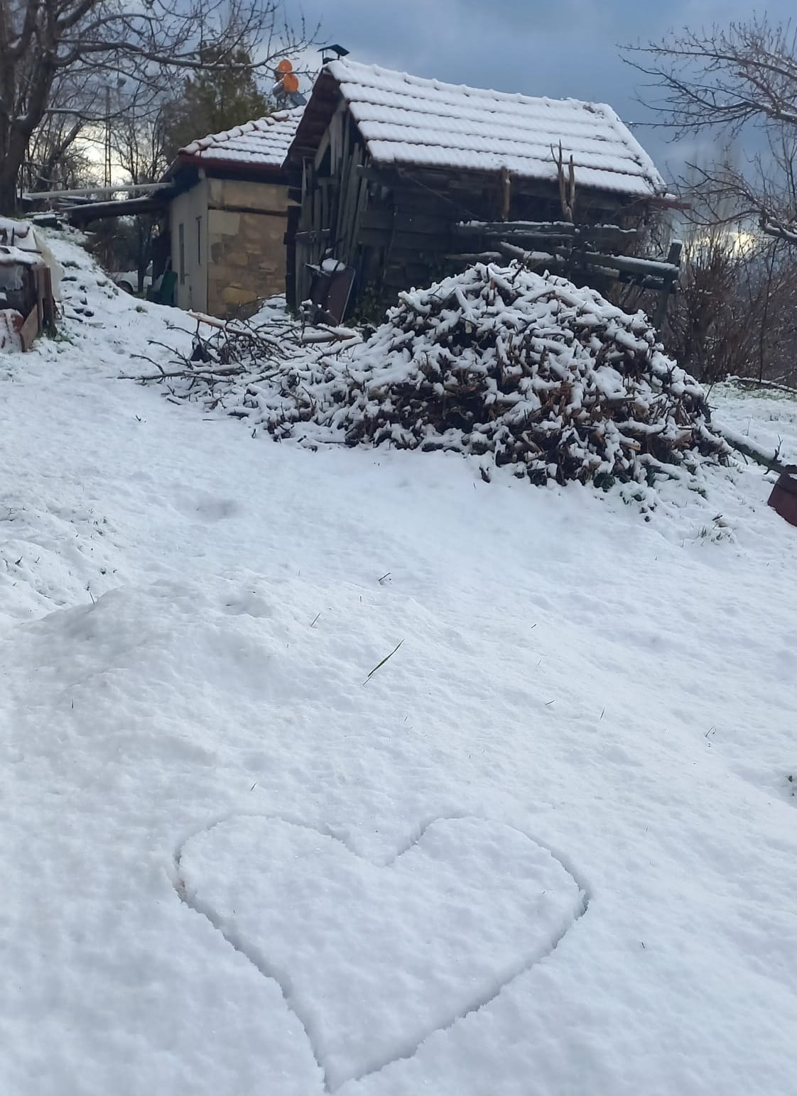 DENİZLİ’DE DÜN GECEDEN BU YANA YÜKSEK KESİMLİ İLÇELERDE GÖRÜŞEN ŞİDDETLİ KAR YAĞIŞININ ETKİLİ...