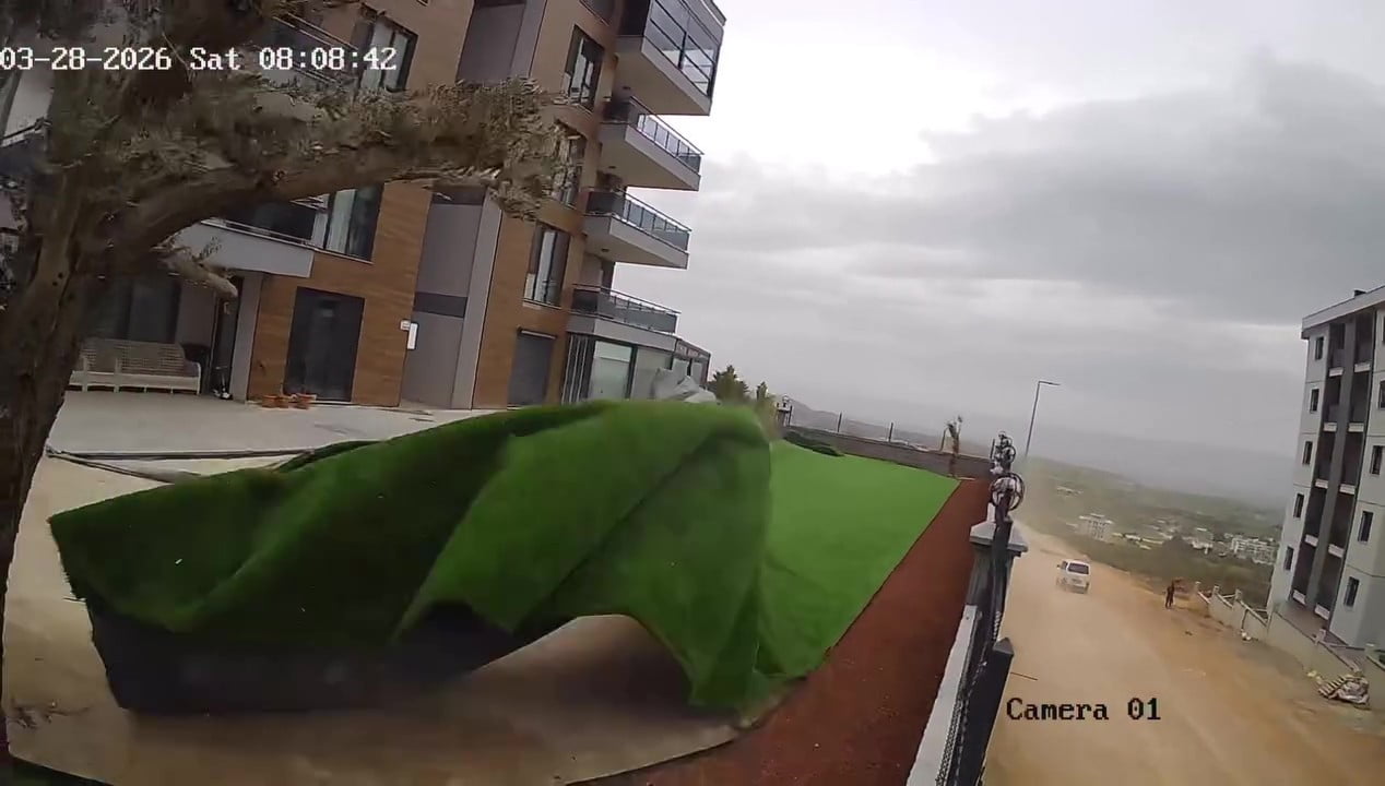 DENİZLİ’DE GÜN BOYU ETKİLİ OLAN FIRTINA KENTTE HAYATI OLUMSUZ ETKİLEDİ. ŞİDDETLİ FIRTINA NECATİ VE...