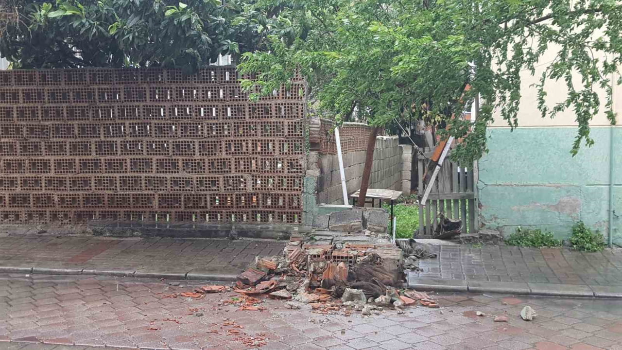 DENİZLİ’DE SABAH SAATLERİNDE BAŞLAYAN ŞİDDETLİ RÜZGAR HAYATI OLUMSUZ ETKİLEDİ. KENT GENELİNDE...