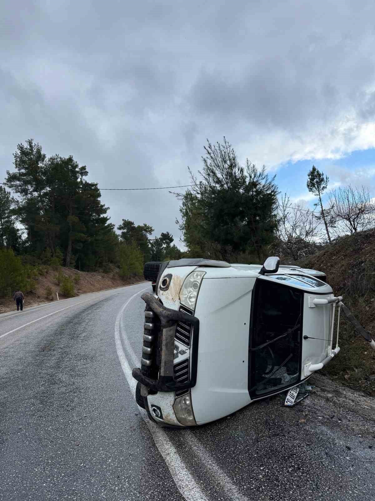 DENİZLİ’DE YAĞIŞLI HAVA NEDENİYLE KONTROLDEN ÇIKAN PİKAP YAN YATARAK DURABİLDİ. KAZADA YARALANAN...
