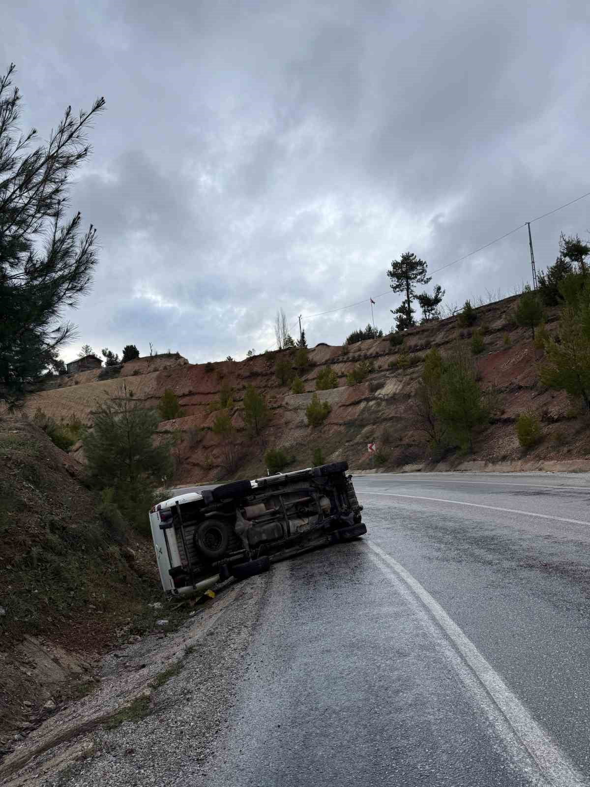 DENİZLİ’DE YAĞIŞLI HAVA NEDENİYLE KONTROLDEN ÇIKAN PİKAP YAN YATARAK DURABİLDİ. KAZADA YARALANAN...