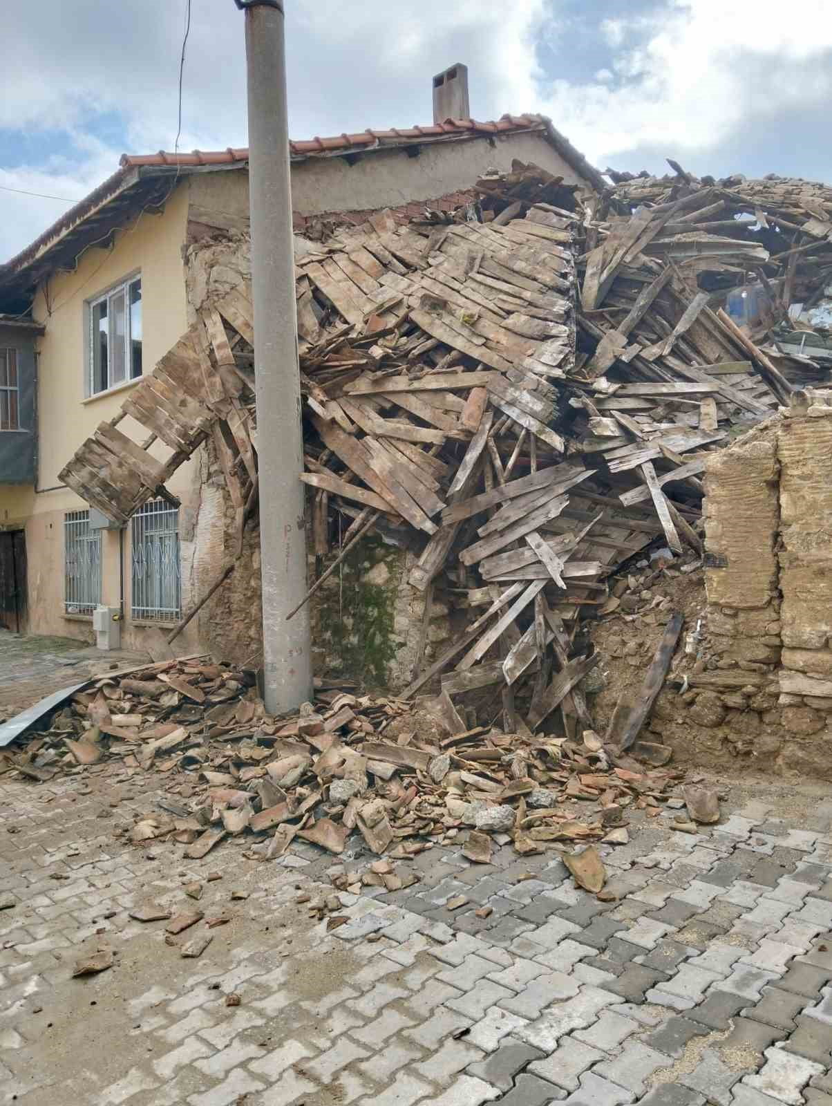 DENİZLİ’NİN BULDAN İLÇESİNDE UZUN SÜREDİR KULLANILMAYAN EVİN BİR KISMI ÇÖKTÜ.