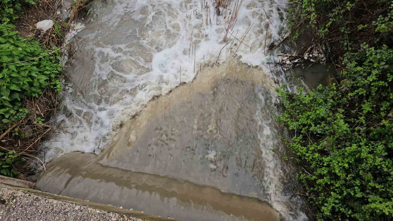DERELERDE SU SEVİYESİ ARTTI, KIRSAL ALANLARDA TARLALAR SUYLA KAPLANDI.