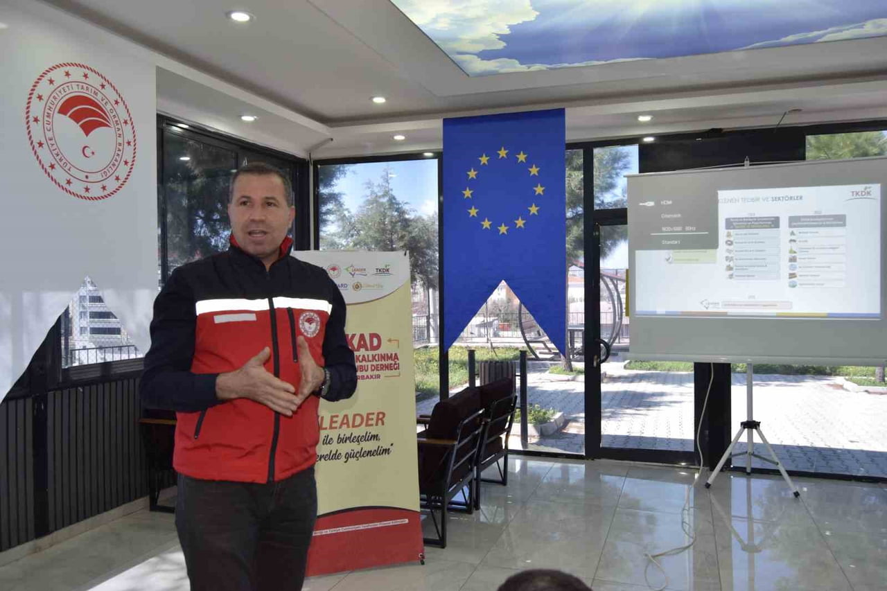 DİCLE İLÇE TARIM MÜDÜRÜ DENİZ YILDIRIM DA HER ZAMAN ÇİFTÇİLERİN YANINDA OLDUKLARINI BELİRTEREK...