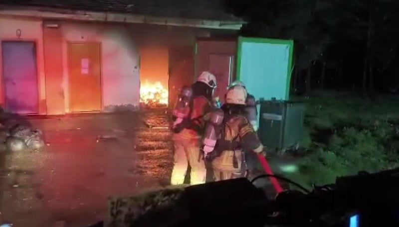 DİCLE ÜNİVERSİTESİ ONKOLOJİ TIBBİ ATIK DEPOSUNDA ÇIKAN YANGIN PANİĞE NEDEN OLDU.