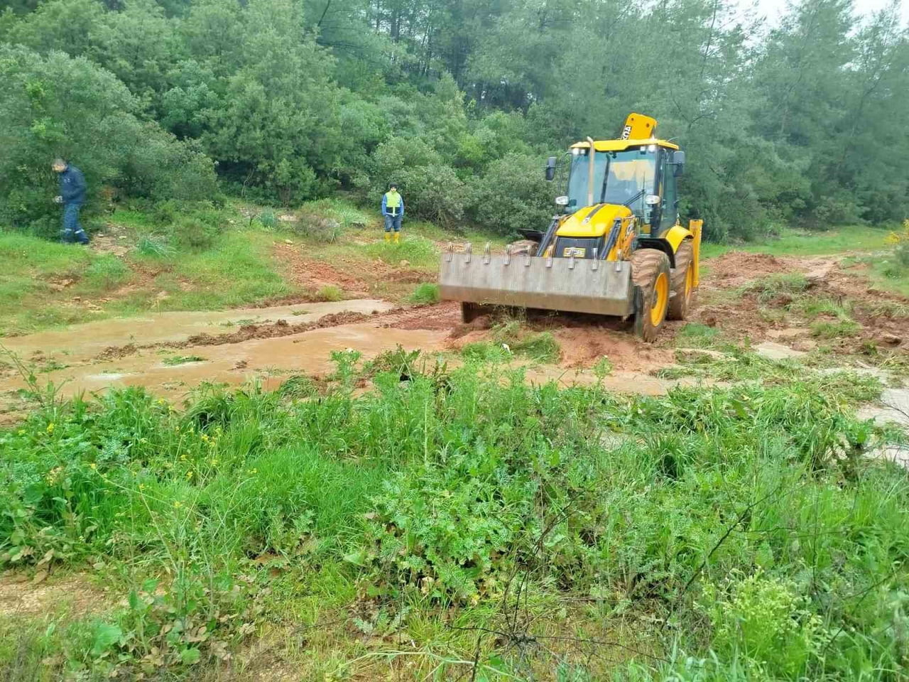 DİDİM’DE ETKİSİNİ GÖSTEREN KUVVETLİ YAĞIŞLARDA, DİDİM BELEDİYESİ EKİPLERİ GÖREV BAŞINDA OLMAYA...