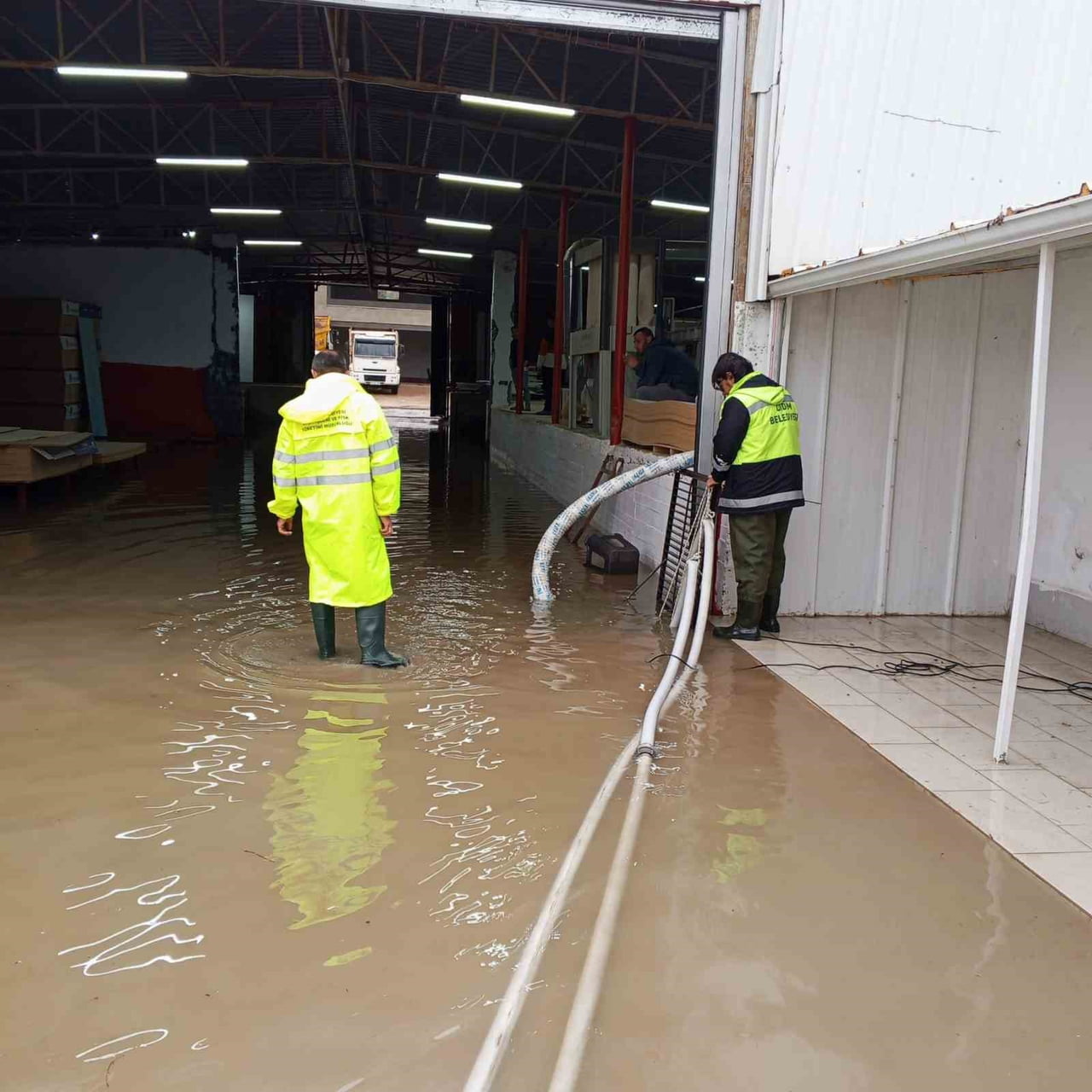 DİDİM’DE ETKİSİNİ GÖSTEREN KUVVETLİ YAĞIŞLARDA, DİDİM BELEDİYESİ EKİPLERİ GÖREV BAŞINDA OLMAYA...