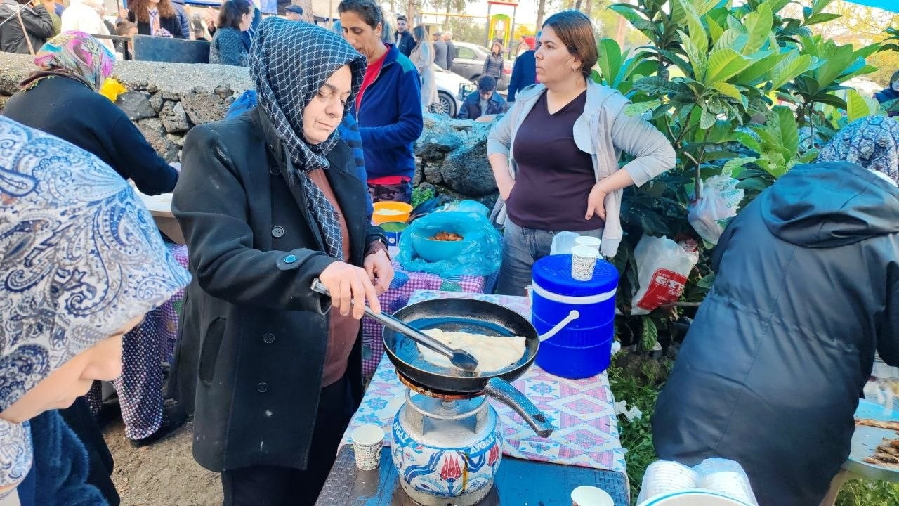 DİĞER YANDAN YENİLEBİLİR OTLARDAN YAPILAN YİYECEKLER VE BUNA BENZER YİYECEKLER FESTİVALE GELENLER...