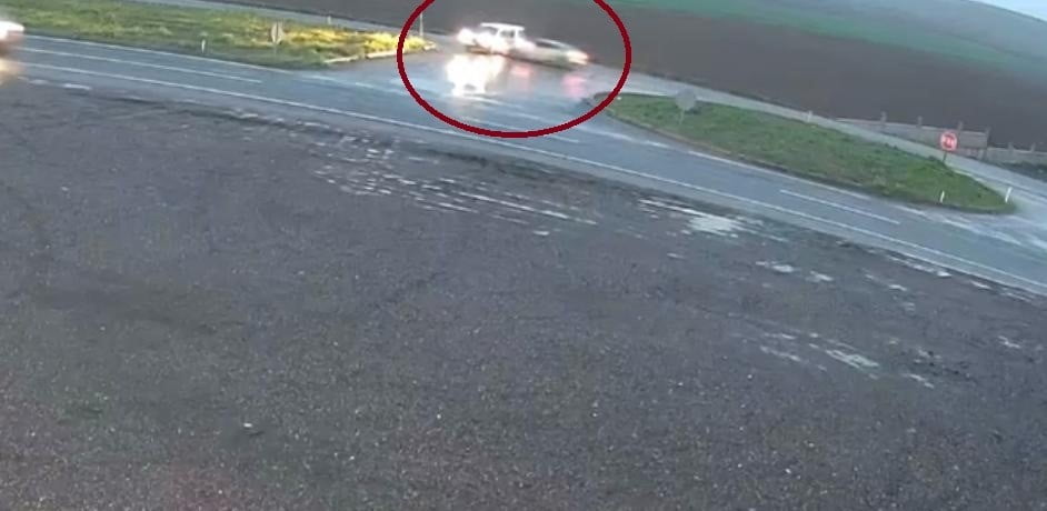 DİYARBAKIR'IN BİSMİL İLÇESİNDE OTOMOBİL İLE HAFİF TİCARİ ARACIN ÇARPIŞMASI SONUCU 4 KİŞİNİN...