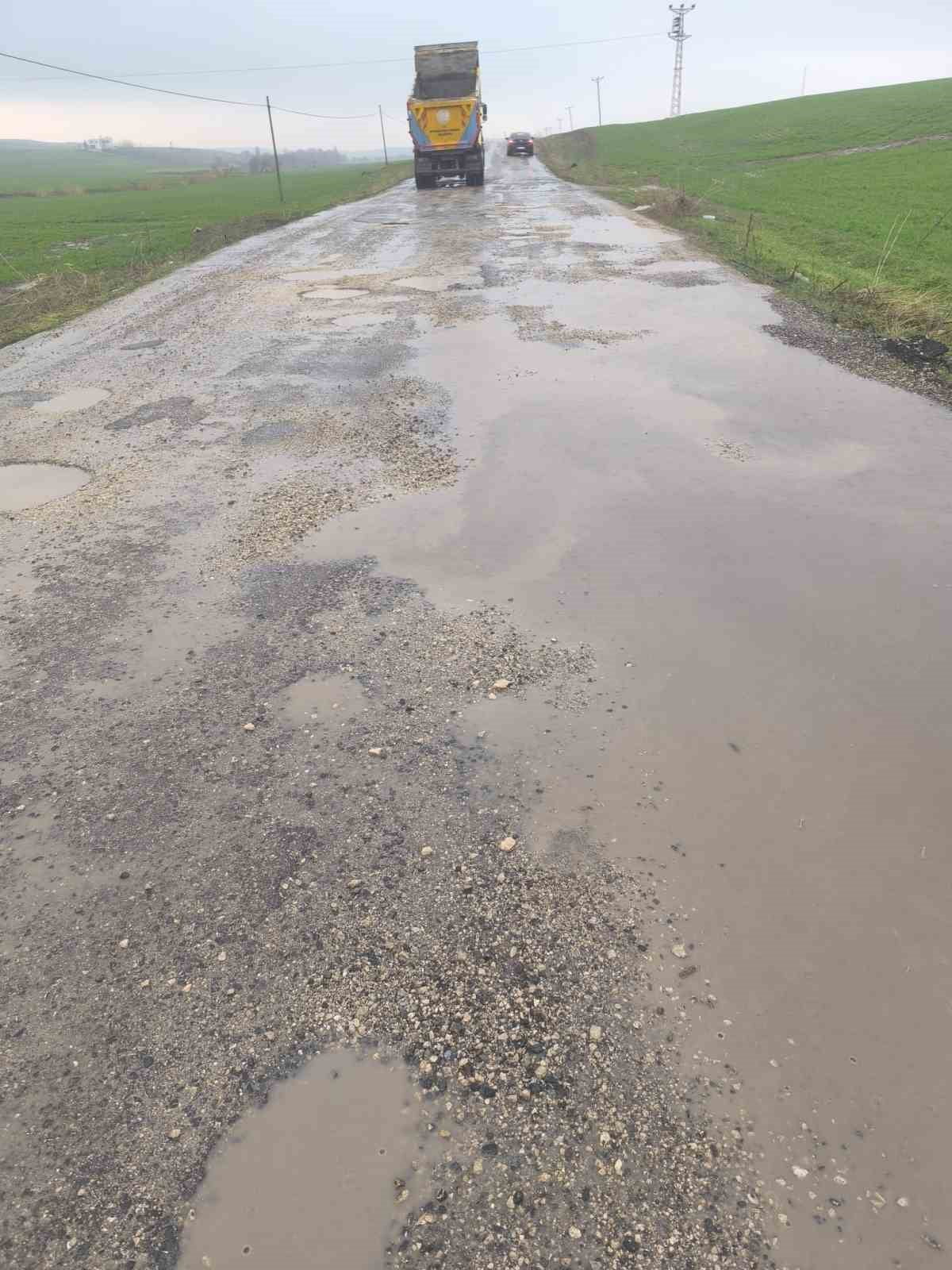 DİYARBAKIR'IN SİLVAN İLÇESİNDE SAĞANAK YAĞIŞLAR SONUCU BOZULAN KÖY YOLLARI İÇİN VATANDAŞLAR...