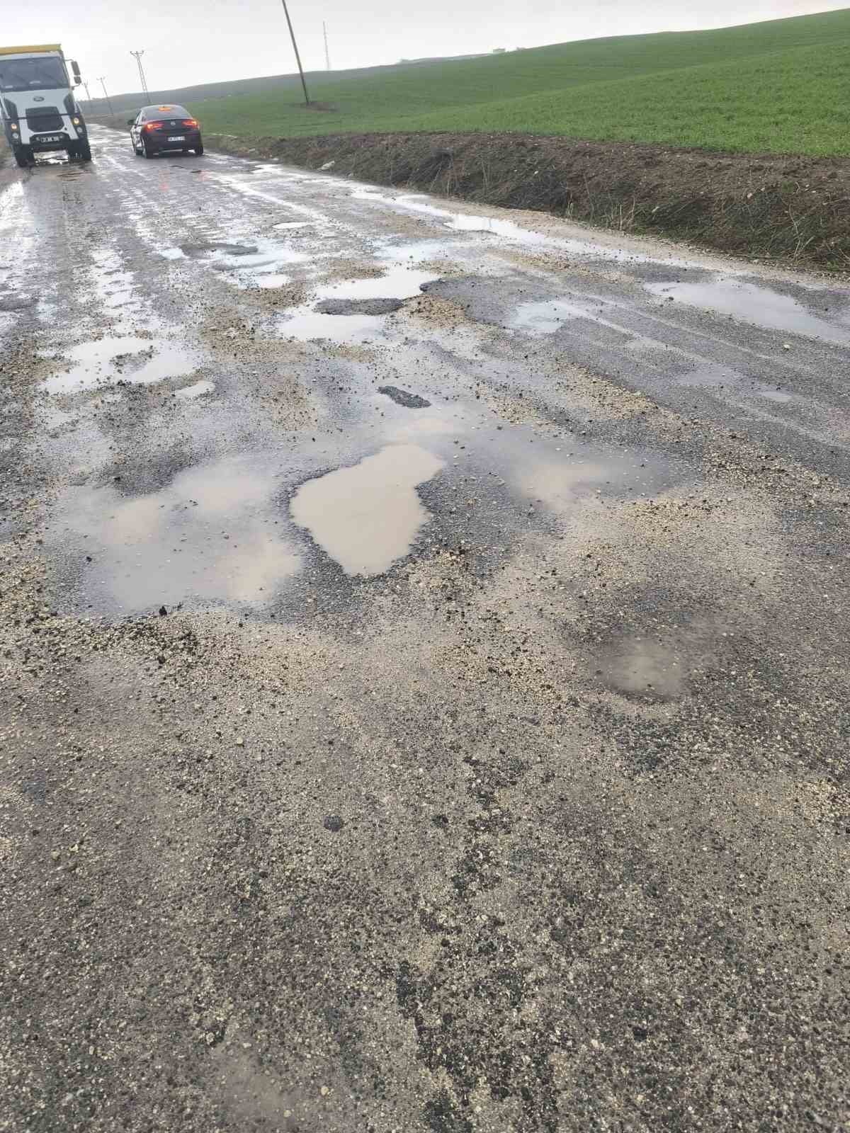 DİYARBAKIR'IN SİLVAN İLÇESİNDE SAĞANAK YAĞIŞLAR SONUCU BOZULAN KÖY YOLLARI İÇİN VATANDAŞLAR...