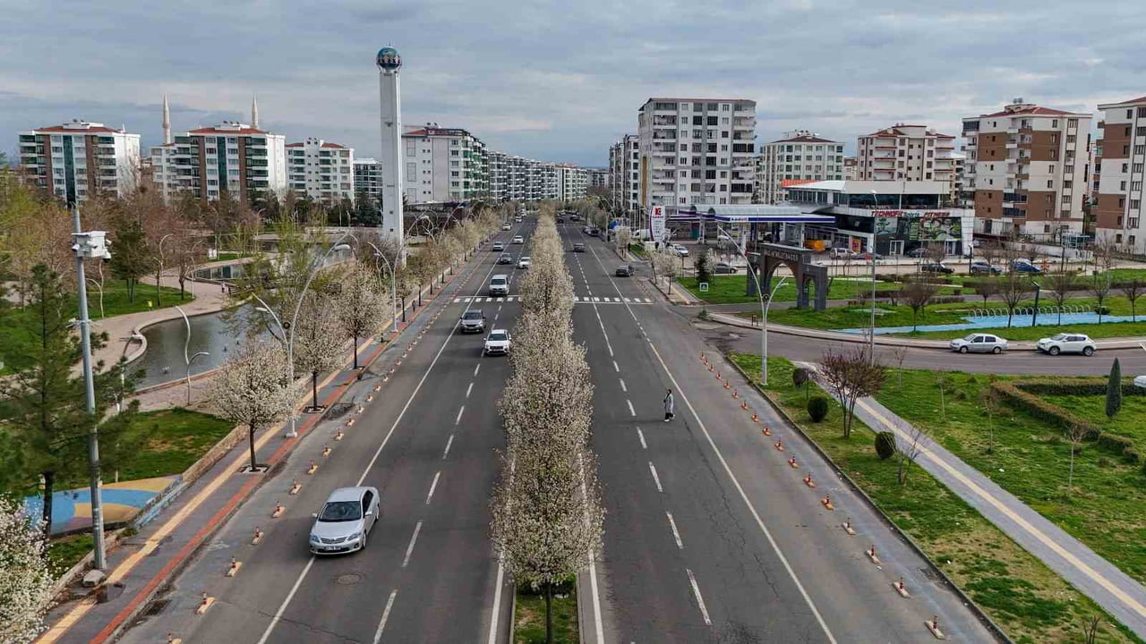 DİYARBAKIR BÜYÜKŞEHİR BELEDİYESİNİN PEYZAJ DÜZENLEME ÇALIŞMALARINDA YER VERDİĞİ, HER MEVSİM FARKLI...