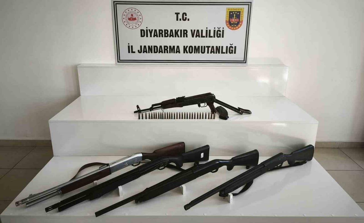 DİYARBAKIR’DA JANDARMA EKİPLERİNCE DÜZENLENEN OPERASYONLARDA 23 ADET TABANCA, 21 ADET AV TÜFEĞİ VE...