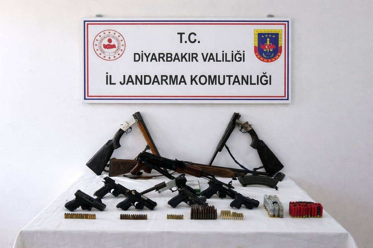 DİYARBAKIR’DA JANDARMA EKİPLERİNCE DÜZENLENEN OPERASYONLARDA 23 ADET TABANCA, 21 ADET AV TÜFEĞİ VE...