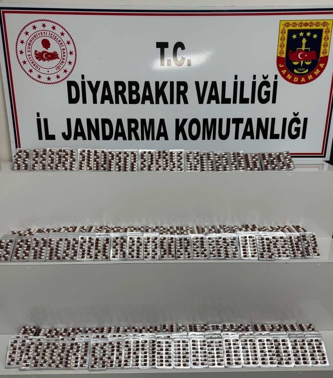 DİYARBAKIR’DA JANDARMA EKİPLERİNCE DÜZENLENEN OPERASYONLARDA, 23 KİLO ESRAR ELE...