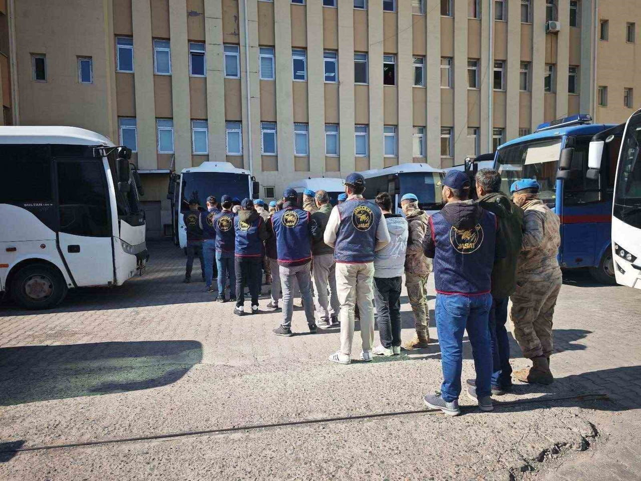 DİYARBAKIR’DA JANDARMA EKİPLERİNCE DÜZENLENEN OPERASYONLARDA HAKLARINDA KESİNLEŞMİŞ HAPİS CEZASI...