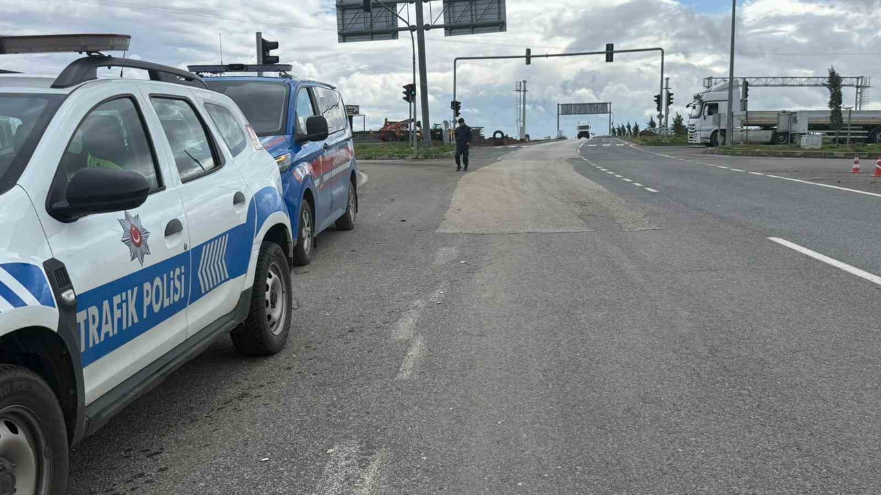 DİYARBAKIR’IN BAĞLAR İLÇESİNDE ÖĞRENCİ SERVİSİ İLE OTOMOBİLİN ÇARPIŞMASI SONUCU MEYDANA GELEN...