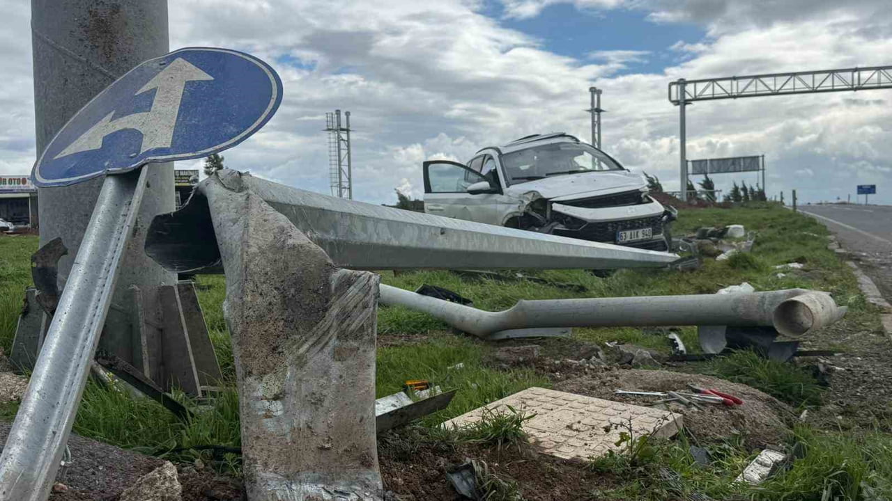 DİYARBAKIR’IN BAĞLAR İLÇESİNDE ÖĞRENCİ SERVİSİ İLE OTOMOBİLİN ÇARPIŞMASI SONUCU MEYDANA GELEN...