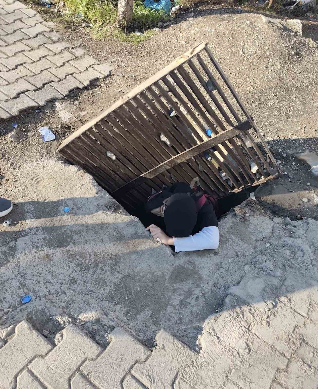 DİYARBAKIR’IN ÇERMİK İLÇESİNDE, BASTIĞI YAĞMUR SUYU GİDER MAZGALI KAYAN KIZ ÖĞRENCİ, 1 BUÇUK...