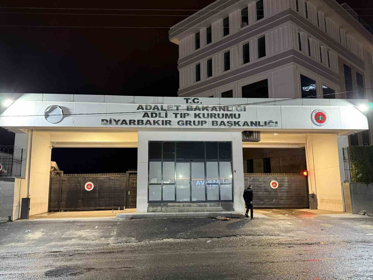 DİYARBAKIR’IN KOCAKÖY İLÇESİNDE BİR KİŞİ, İDDİAYA GÖRE EŞİNİ BAŞKA BİR ERKEKLE EVİNDE UYGUNSUZ...