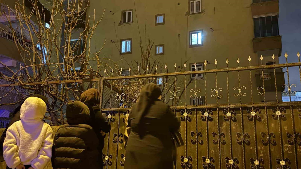 DİYARBAKIR’IN MERKEZ BAĞLAR İLÇESİNDE KOLONLARINDA ÇATLAMA SESİ DUYULAN BİNA TEDBİREN BOŞALTILDI...